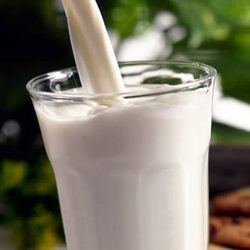 Nagy-Britanniában betiltanák a friss tej fogyasztását