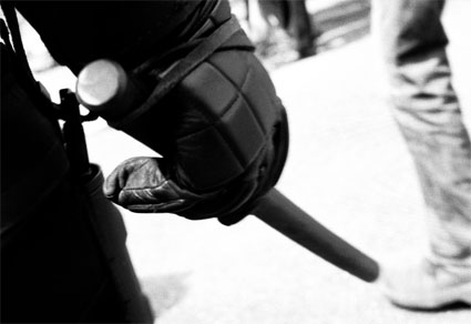 Új rendelet készül: A rendőr nem üthet a fejre és a lábak közé