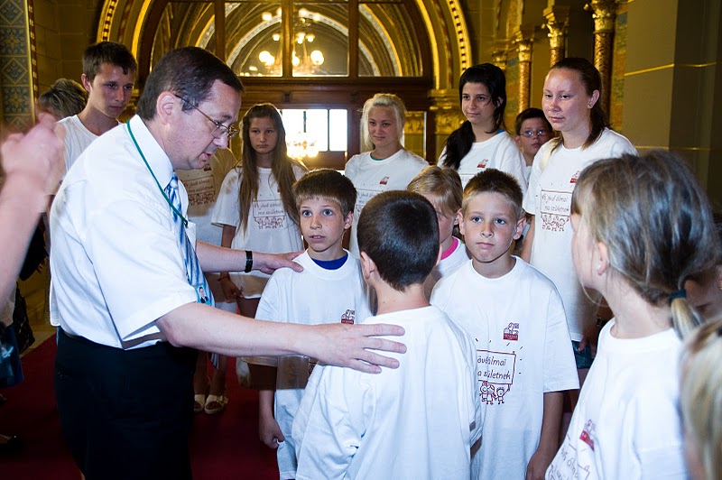 Árvízkárosult gyermekek a Parlamentben