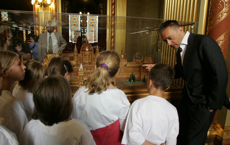 Árvízkárosult gyermekek a Parlamentben