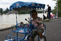 1. Nemsenkilény – Színházi jótékonyság autista gyermekekért