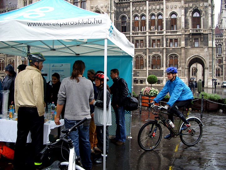 „Kormányzati Aktafutam” – Hivatali iratszállítás kerékpárral: olcsó, gyors és környezetbarát!