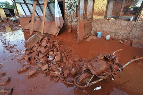 Átszakadt az iszaptározó Ajkán: már két halott