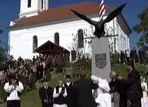 Újra áll a Turul-szobor a Beszterce megyei Várkuduban