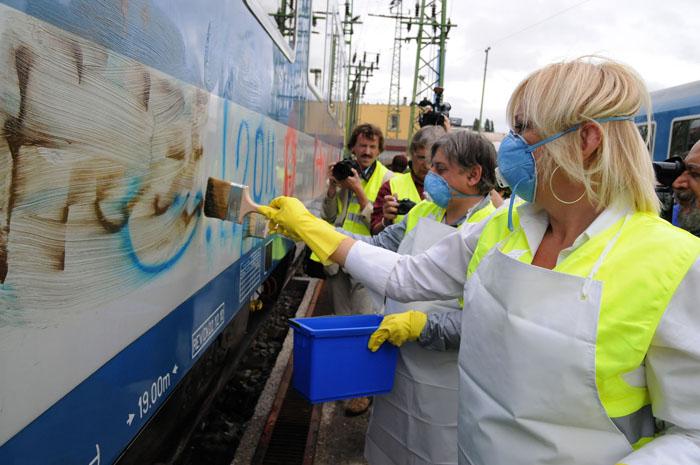 Közel kétszáz graffitis rongálás érte a MÁV-csoport járműveit idén