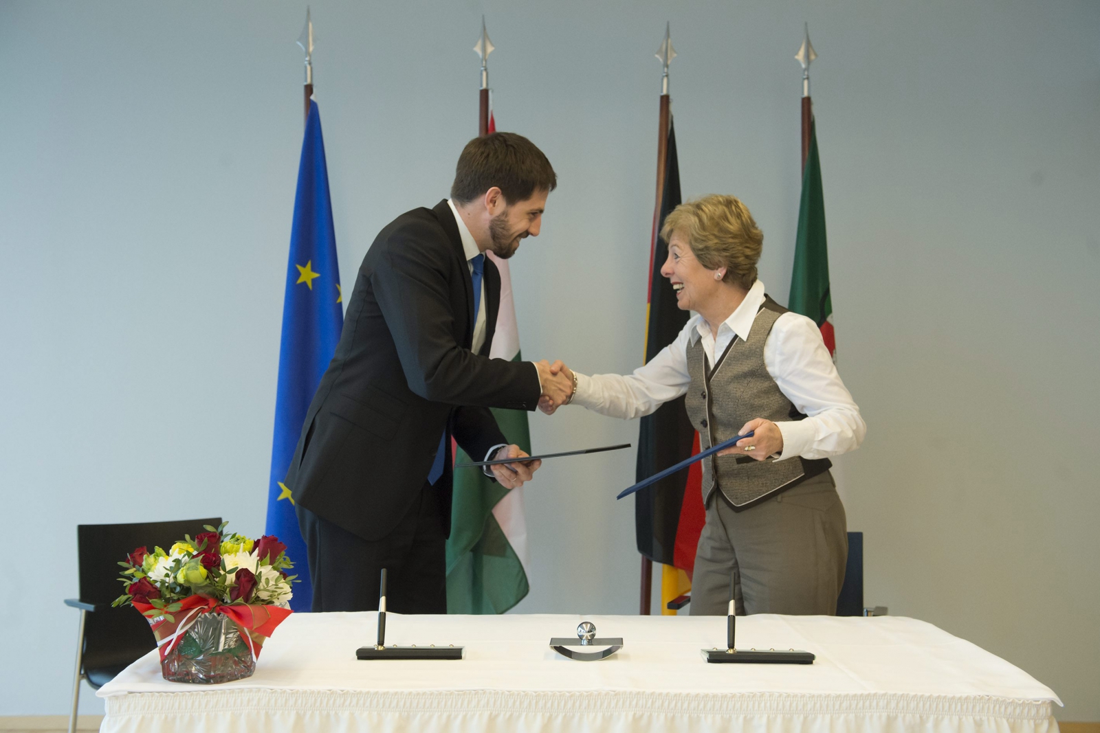 Újranyitották a düsseldorfi főkonzulátust