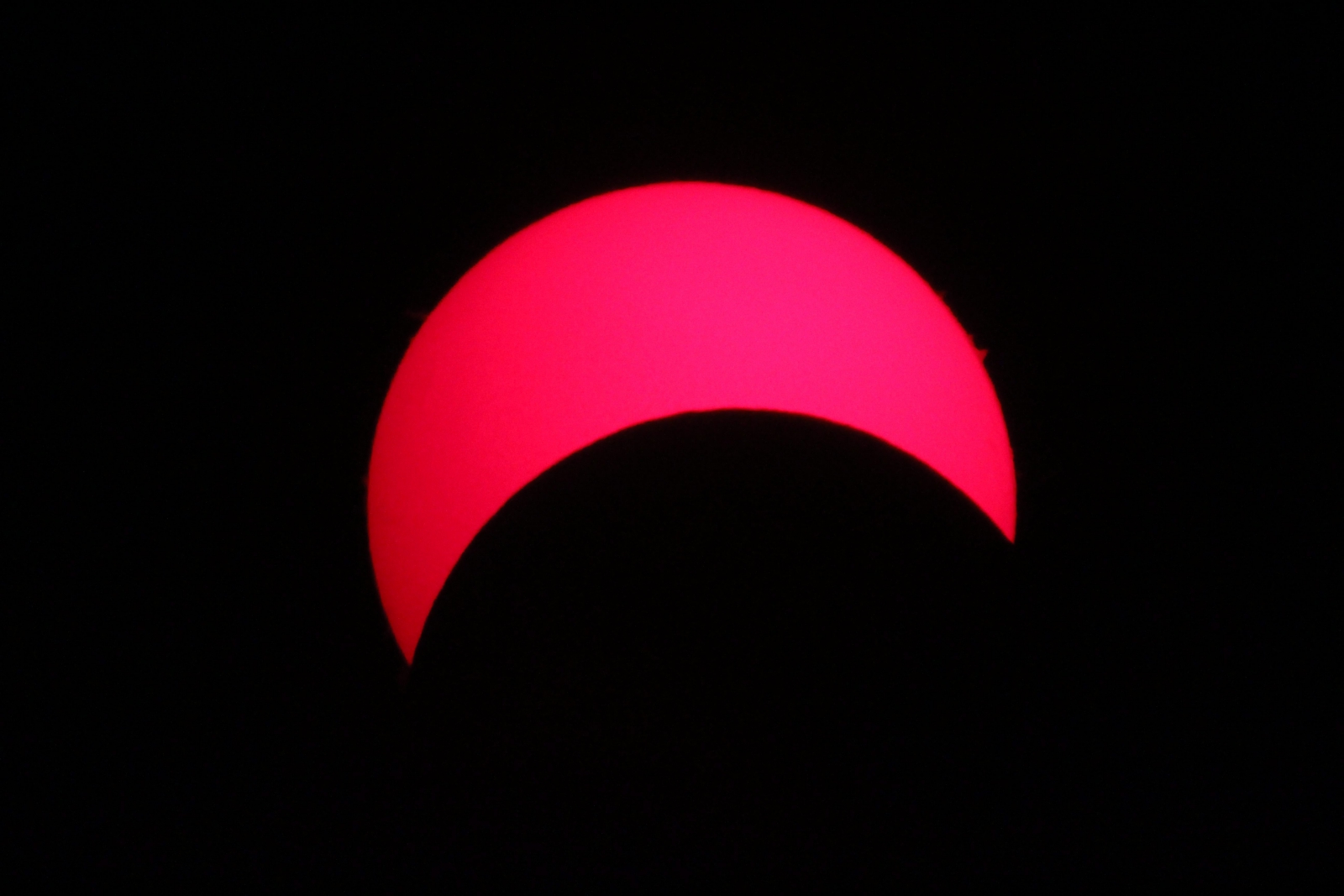 Részleges napfogyatkozást nézett az ország