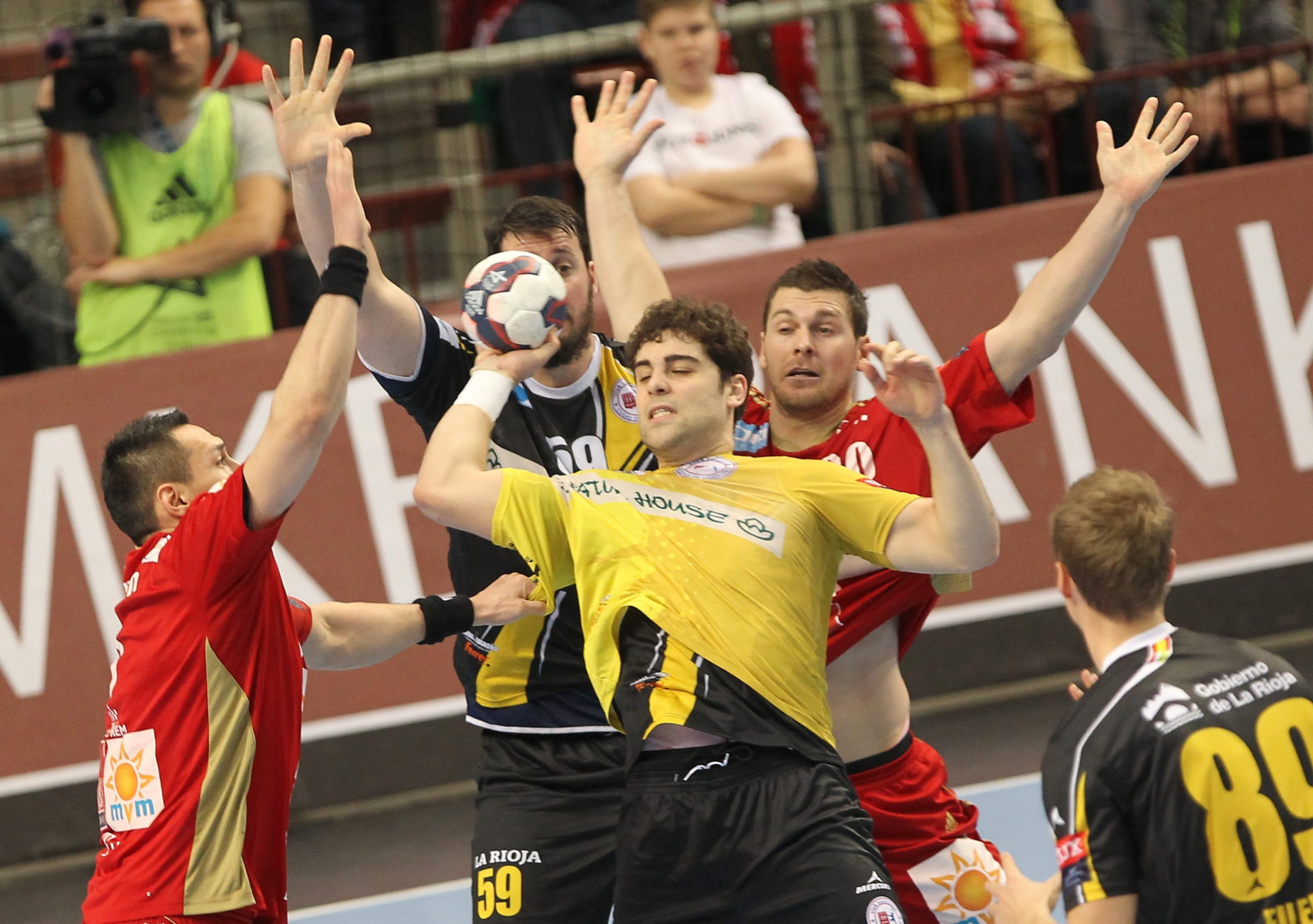 Kettős győzelemmel negyeddöntős a Veszprém