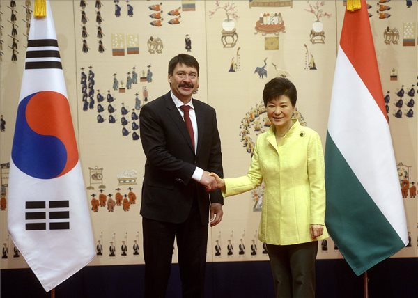 A gazdasági kapcsolatok növelését szorgalmazta az államfő Dél-Koreában