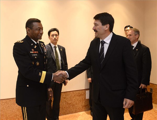 Áder Dél-Koreában: lehetőségeket kell látni a vízválságokban