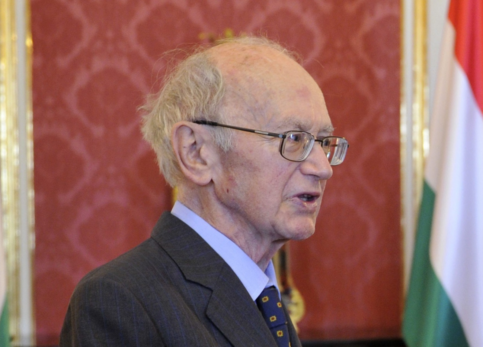 Elhunyt Lámfalussy Sándor