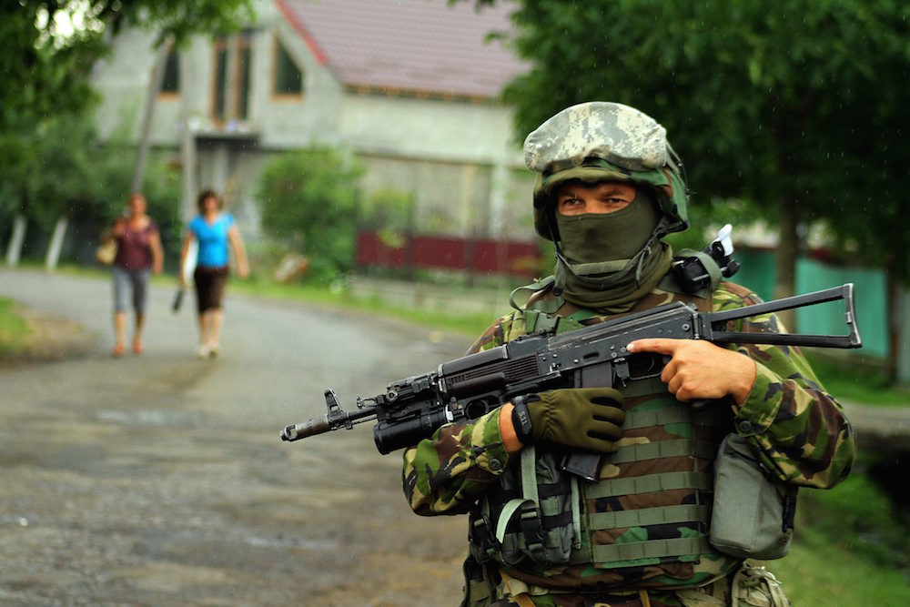 Katonai behívókat kézbesítenek a kárpátaljai közúti ellenőrző pontokon