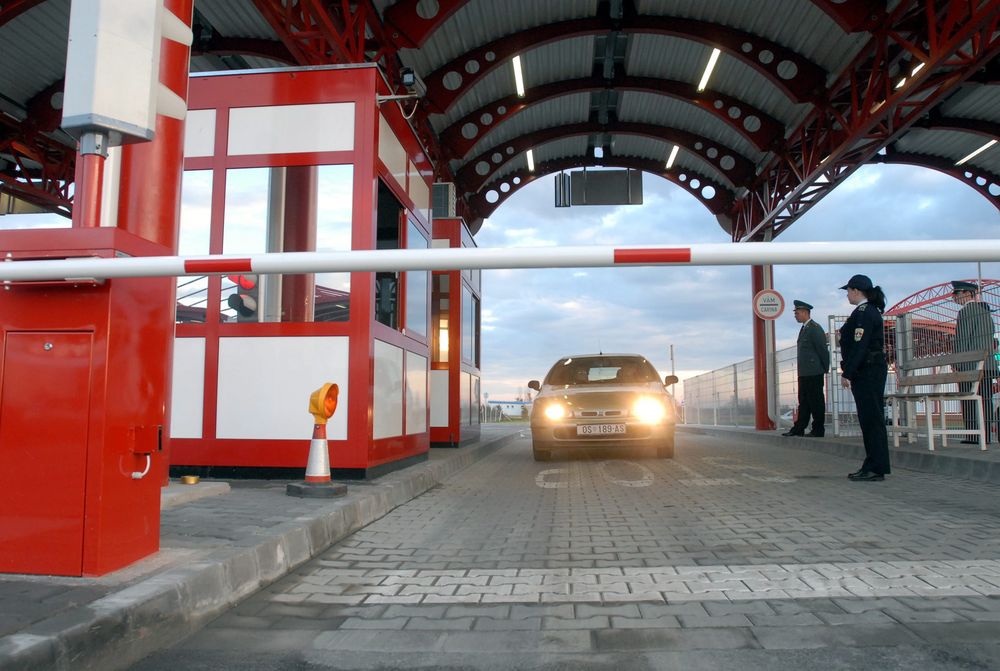 Brit belügyminiszter: Schengen is okolható a menekülők elleni bűncselekményekért