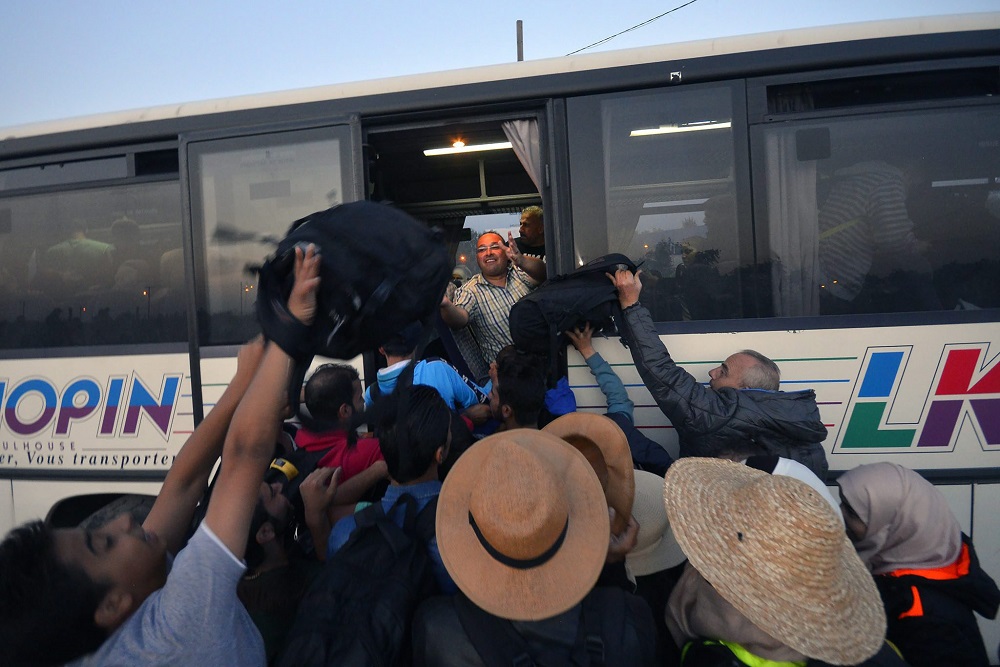 Megérkeztek az első, migránsokkal teli buszok a horvát határra