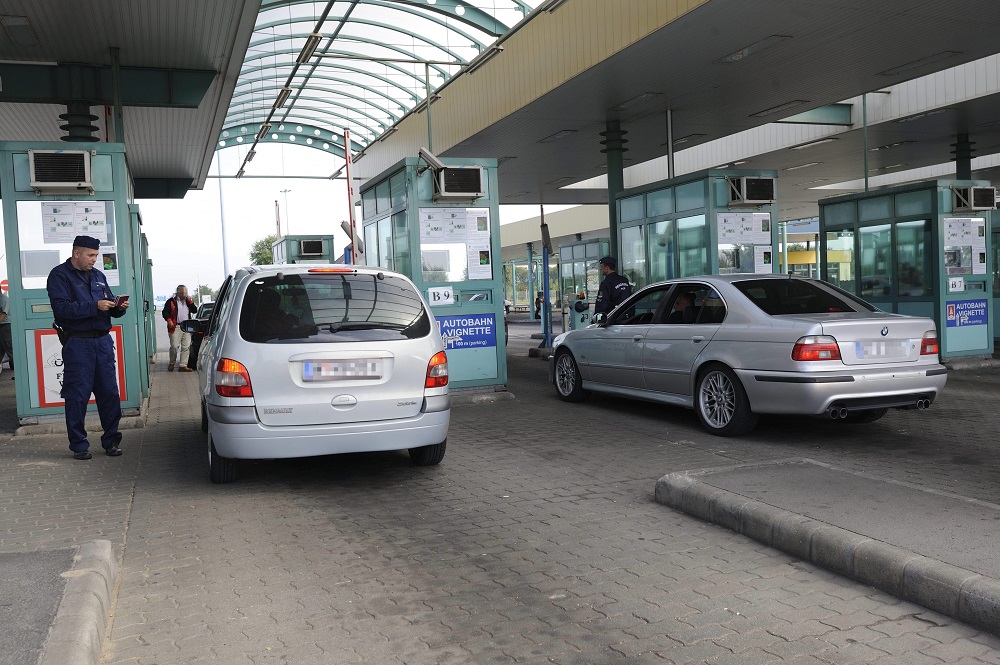 Torlódás a határon