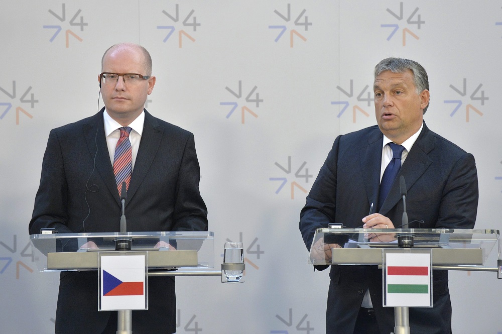 Sobotka: Prága elutasítja a menekültek elosztásának mechanizmusát