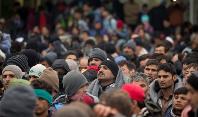 Élelemért és vízért könyörögnek a migránsok Szlovéniában