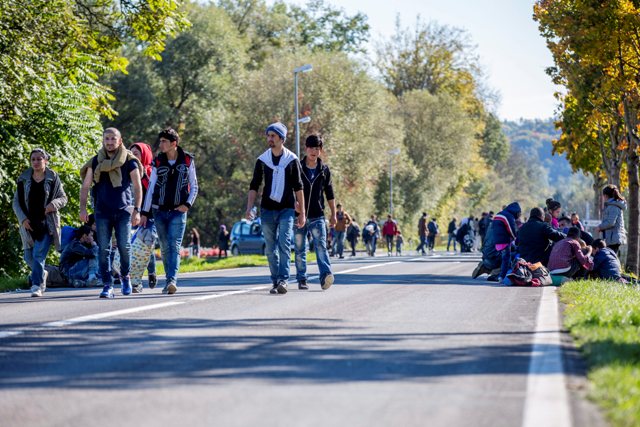 Bevándorlók bolyonganak az osztrák autóúton