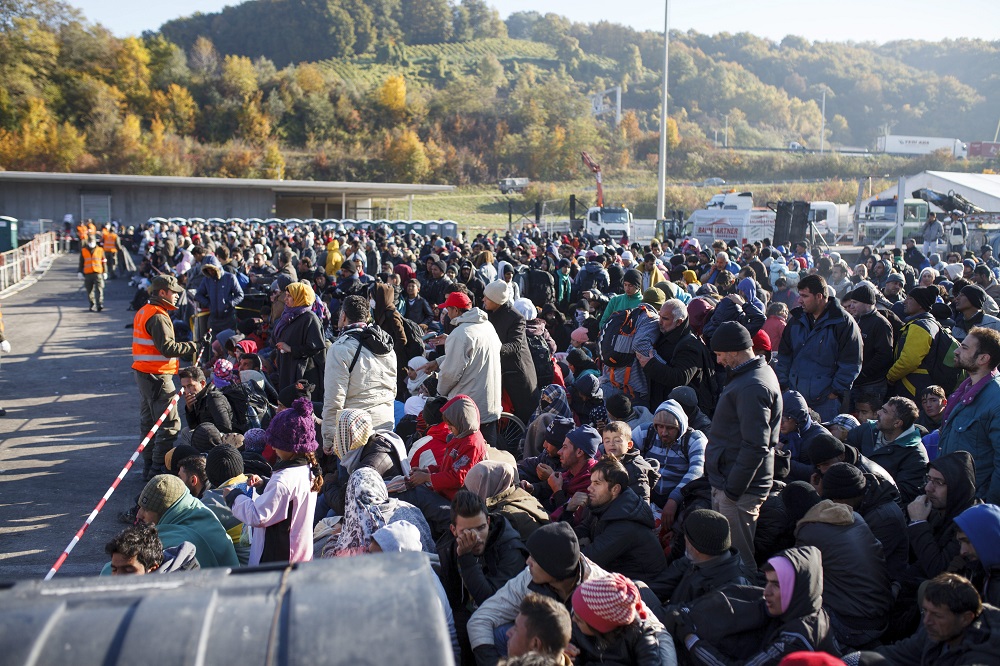 Szlovéniában több ezer migráns vár az ausztriai átlépésre