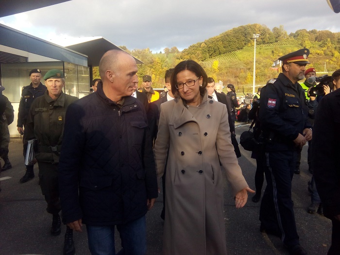 Osztrák belügyminiszter: a kerítés önmagában nem rossz dolog