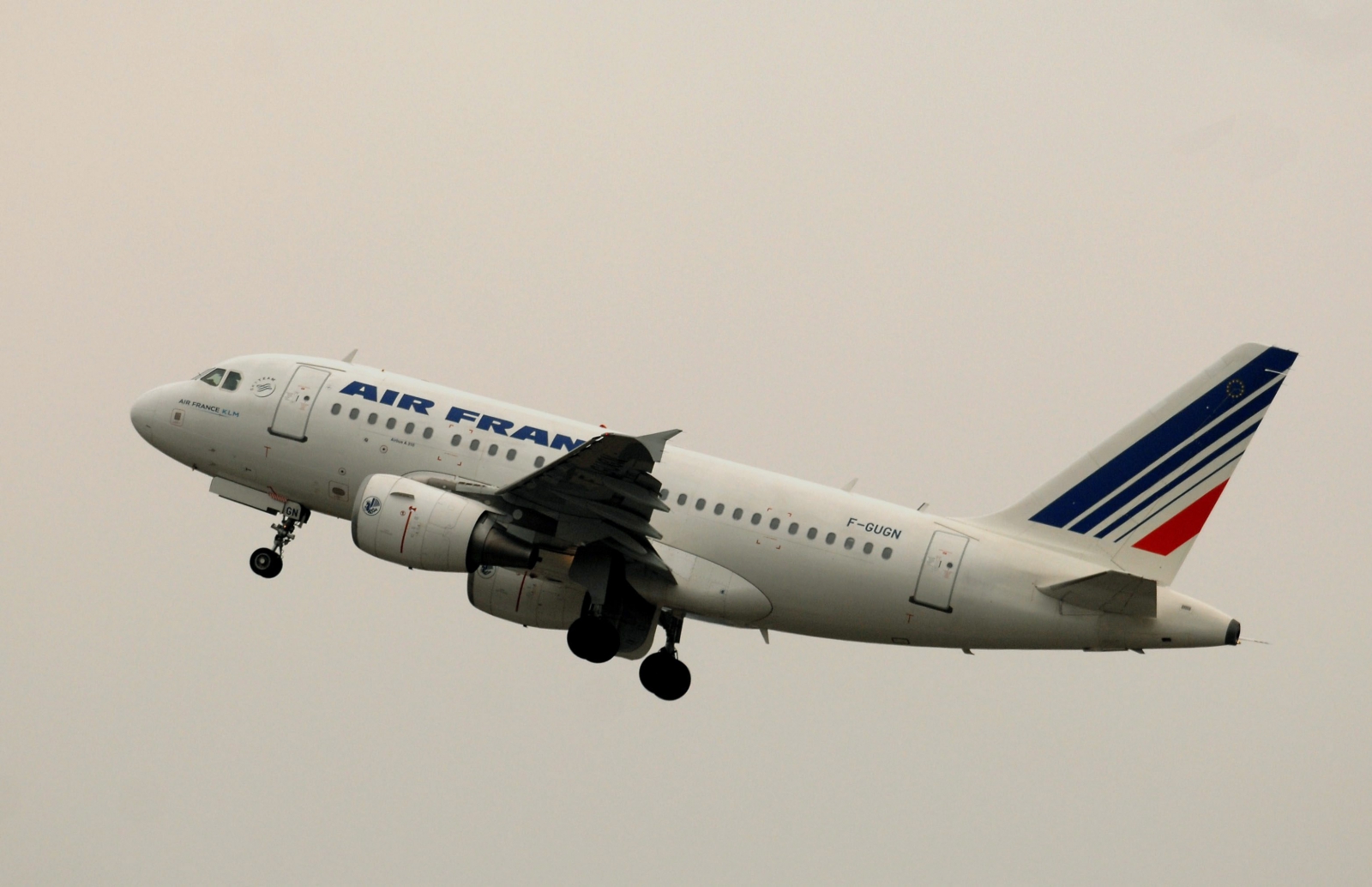 Bombafenyegetés miatt megszakította útját két repülőgép