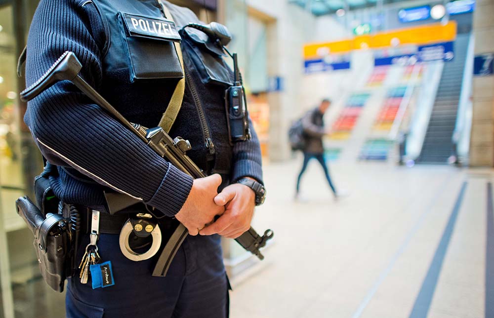 Németországban őrizetbe vettek öt embert