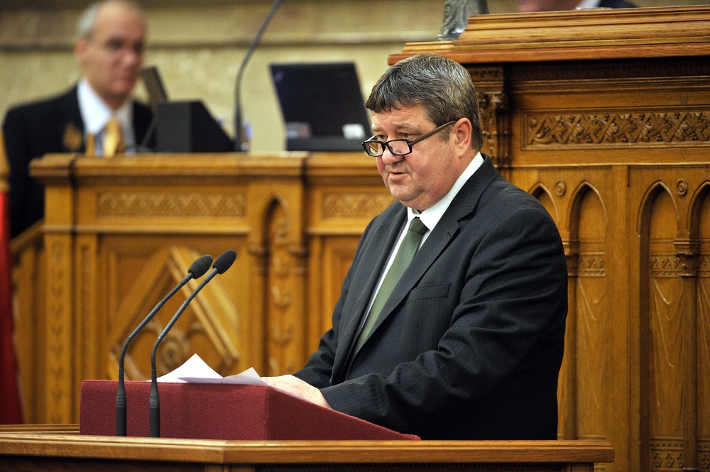 Kétezer-milliárd forint marad a lakosságnál és a vállalatoknál