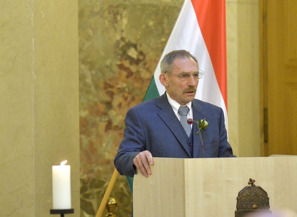 Pintér: közös rendőri segítséget nyújthatnak Macedóniának a V4-ek