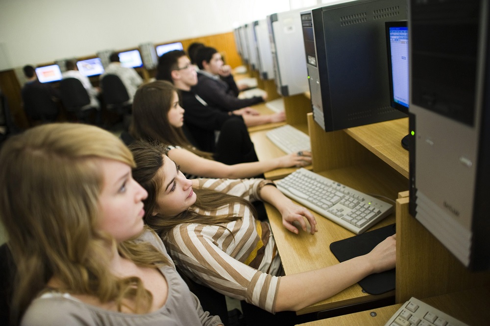 K&amp;H: internetes tevékenységük maradandóságától félnek a fiatalok