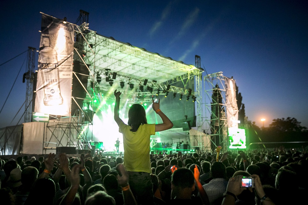 Verekedés miatt leállították a Fezen programjait