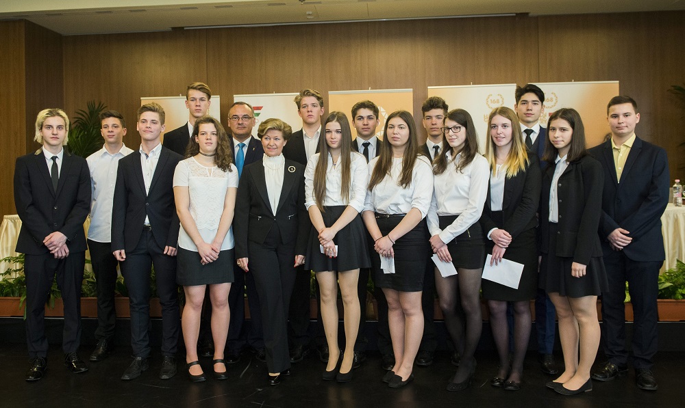 Letették az esküt az ifjúsági téli olimpiára utazó magyar sportolók