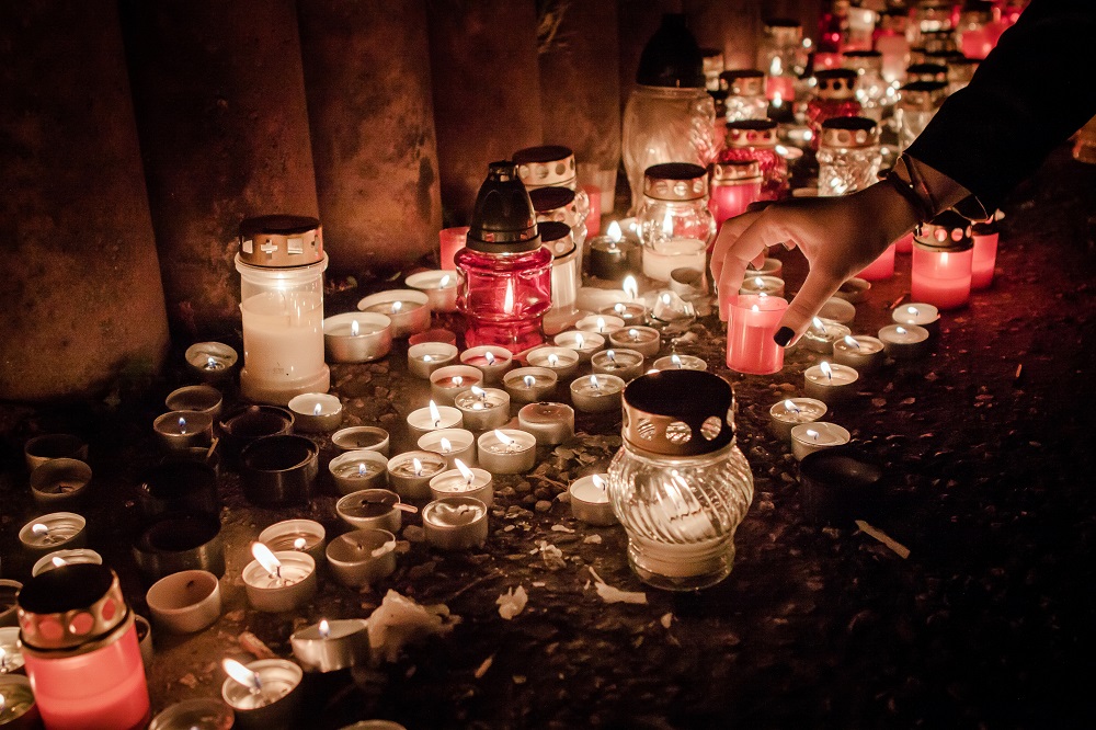 Hosszabb nyitvatartás és irodai ügyelet a budapesti temetőkben