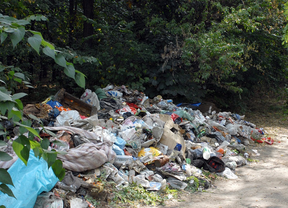 Ötszáz tonna szemetet gyűjtöttek össze a Magyar Közút területéről