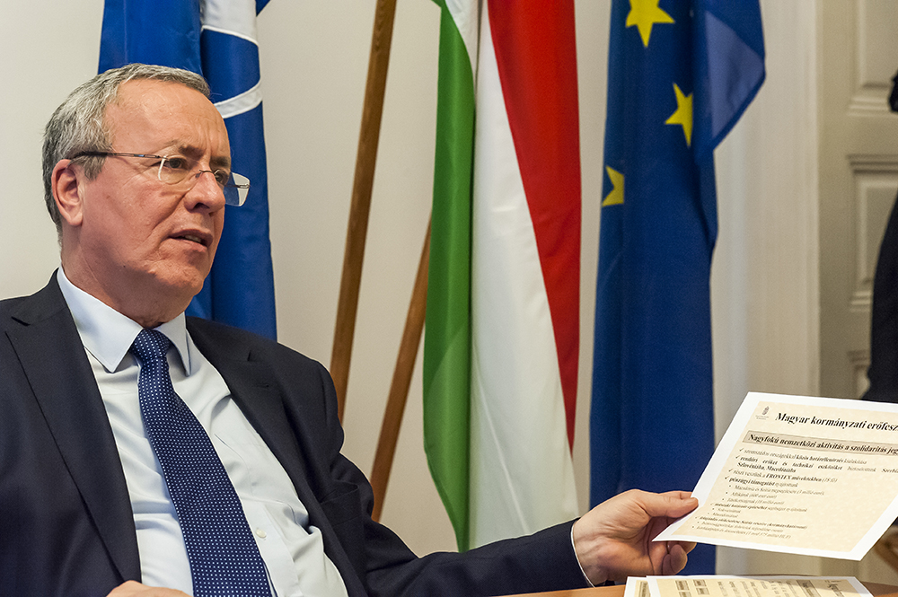 Intenzív nyomás alatt tartják a migránsok a magyar-szerb határt