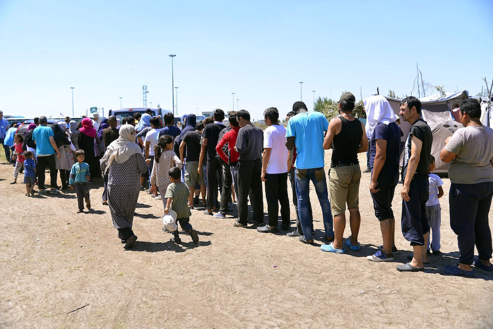 Néhány kilométerre vannak a határtól a Belgrádból menetelő migránsok