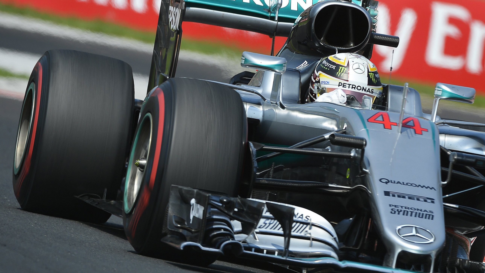 Hamilton nyert, rekordot döntött, és vezet az összetettben