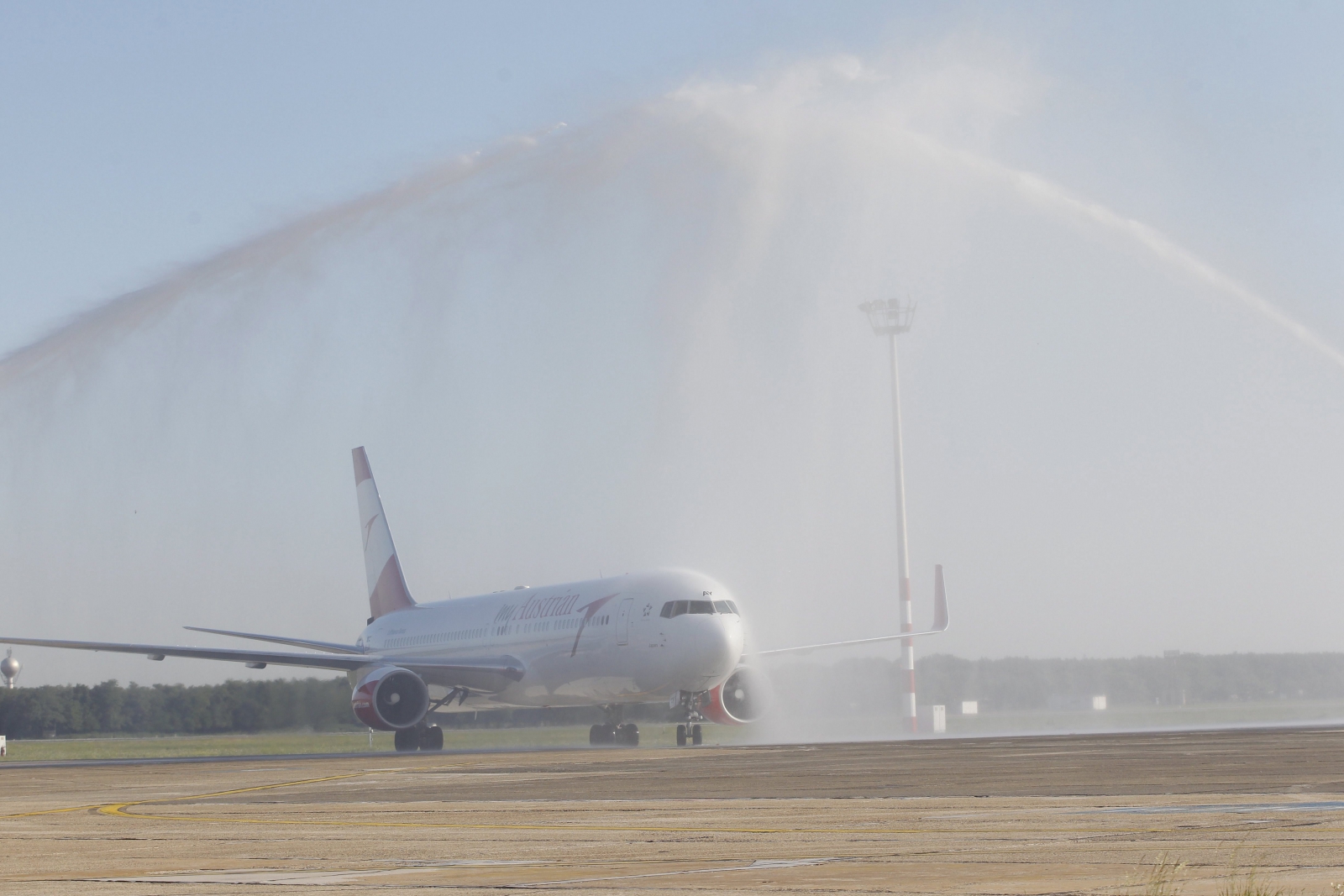 Leszállt Budapesten az aranygép