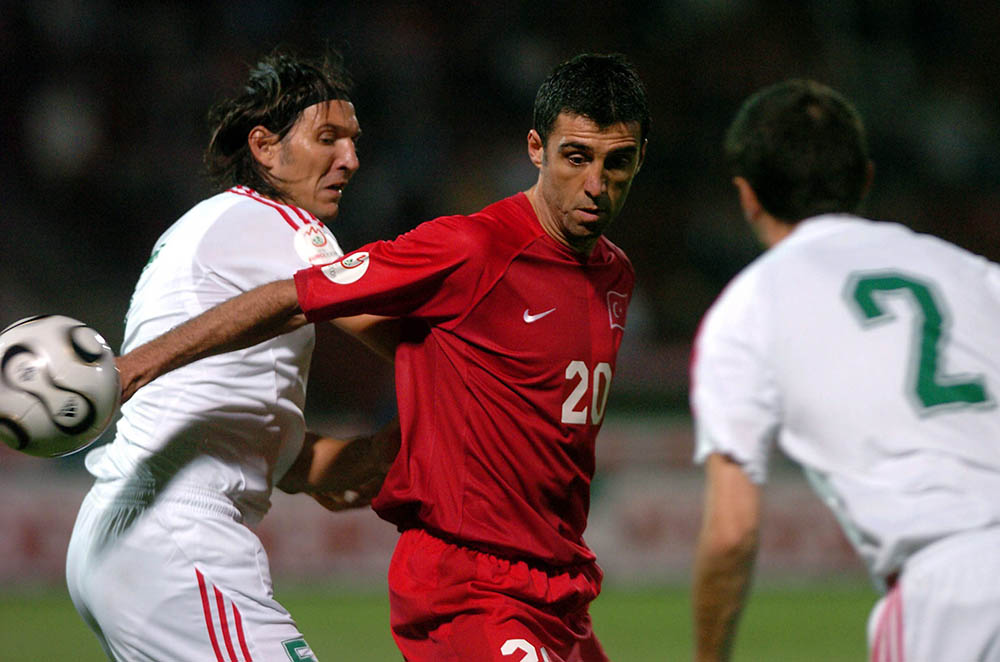 Elfogatóparancsot adtak ki Hakan Sükür ellen