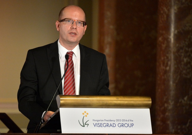 A cseh kormányfő szerint szükség van az európai hadseregre