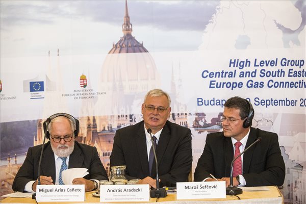 Aláírták a bolgár-román-magyar-osztrák gázfolyosó támogatási szerződését