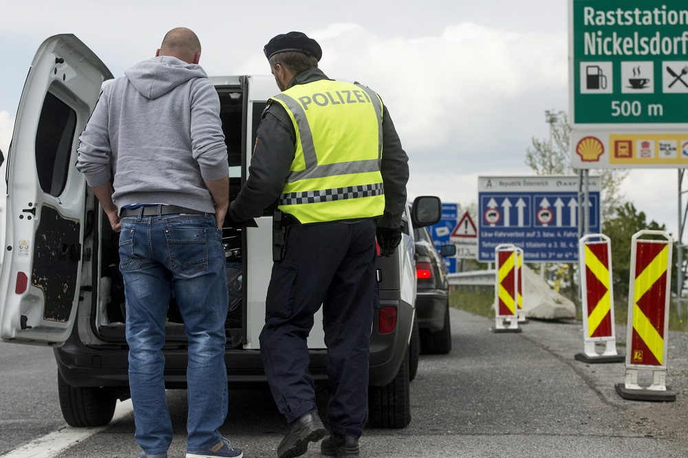 Elkezdték kijelölni az osztrák hatóságok a majdani kerítés nyomvonalát Hegyeshalomnál