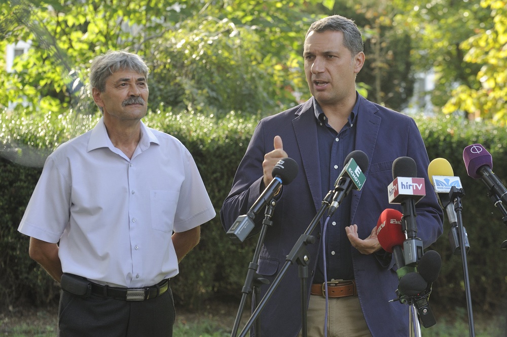 Lázár János: akár százezrek is érkezhetnek Magyarországra