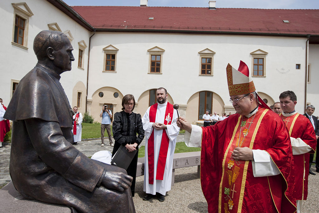 Exhumálták Márton Áron püspök földi maradványait