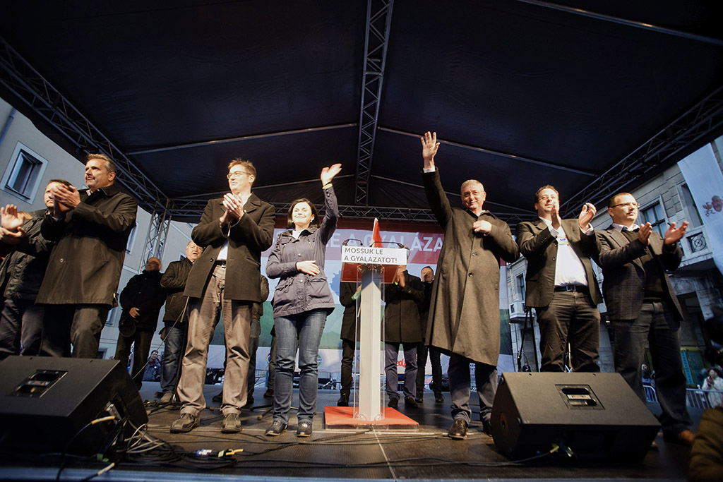 Százhat igaz embert keresnek