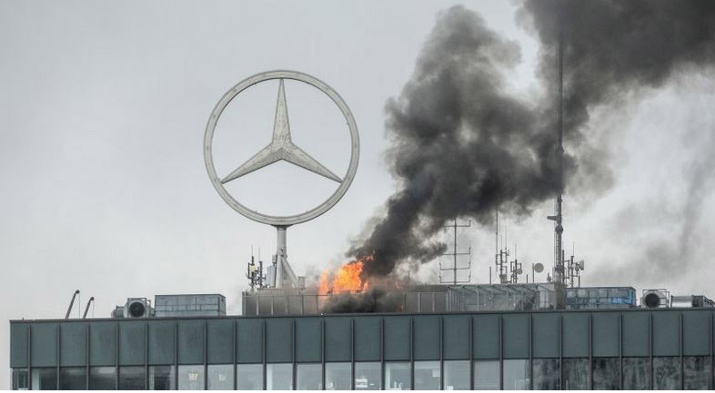 Tűz ütött ki egy berlini bevásárlóközpont tetején