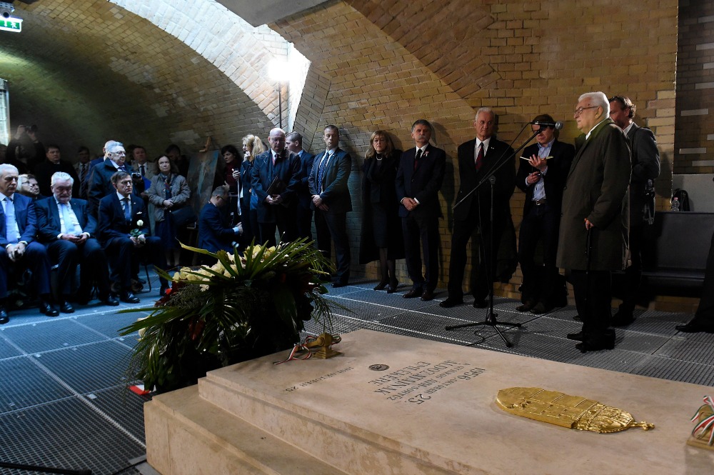 A Kossuth téri sortűz áldozataira emlékeztek