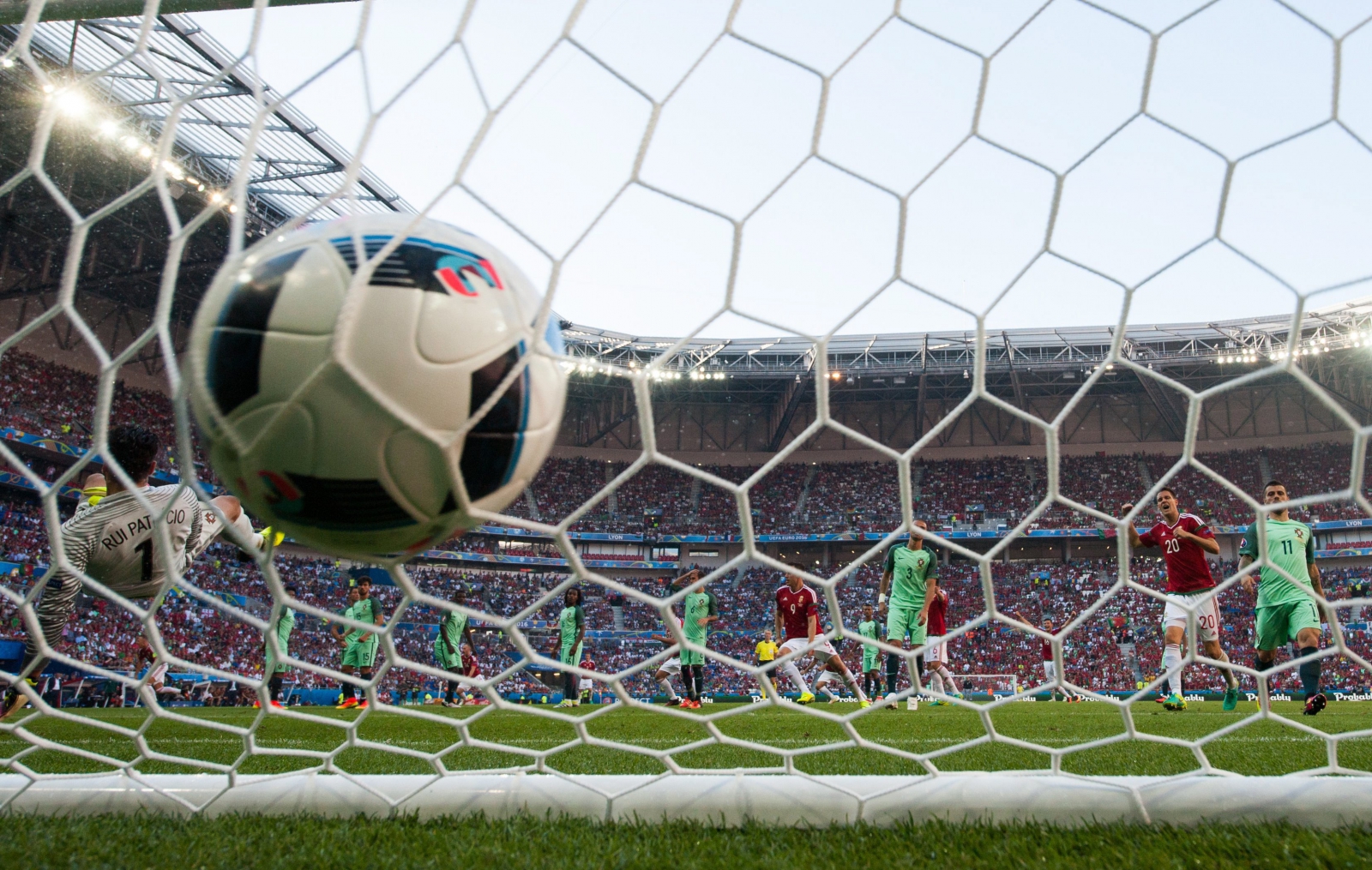 Hat nap alatt 54 meccs Európában