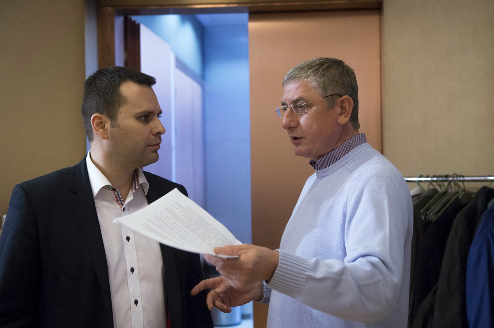 DK: Orbán Viktor nem megvédi, hanem átveri az országot