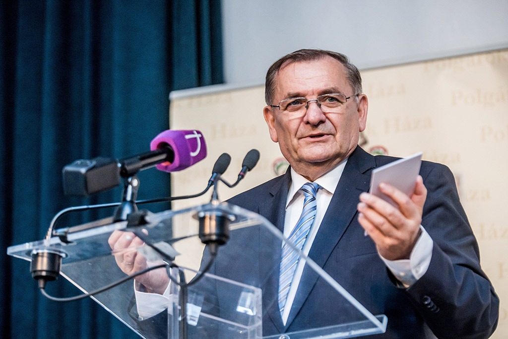 Lezsák: a magyar írók történelmi küldetést teljesítettek '56-ban