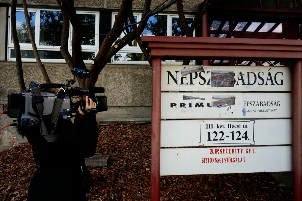A Népszabadság bezárása miatt demonstráltak Brüsszelben